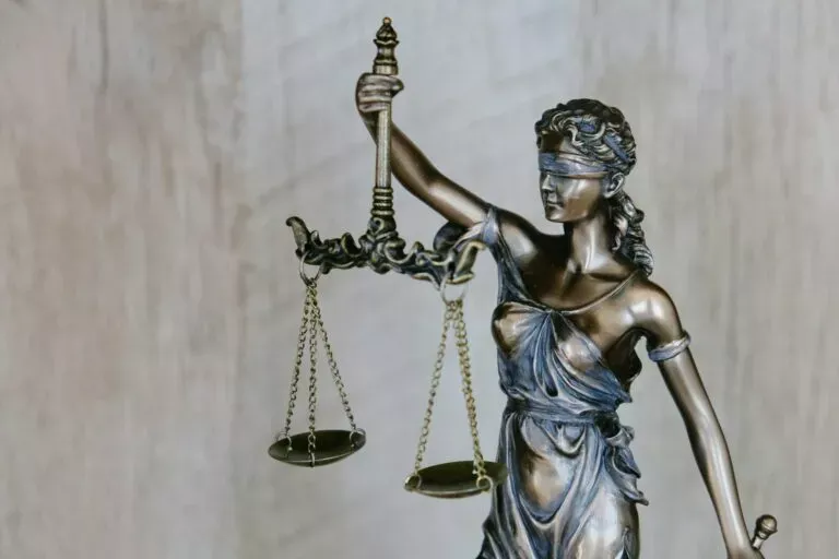 조진웅 은퇴 선언, &lsquo;학폭 논란&rsquo; 연예인들은 전부 어디로 갔나? 소년범&middot;성범죄와 도덕적 책임의 경계